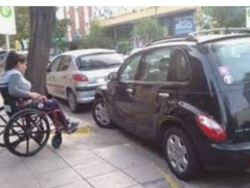 Piden respetar espacios para discapacitados