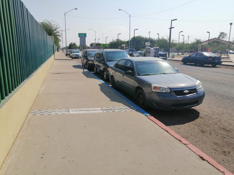 Piden respetar estacionamientos para discapacitados.