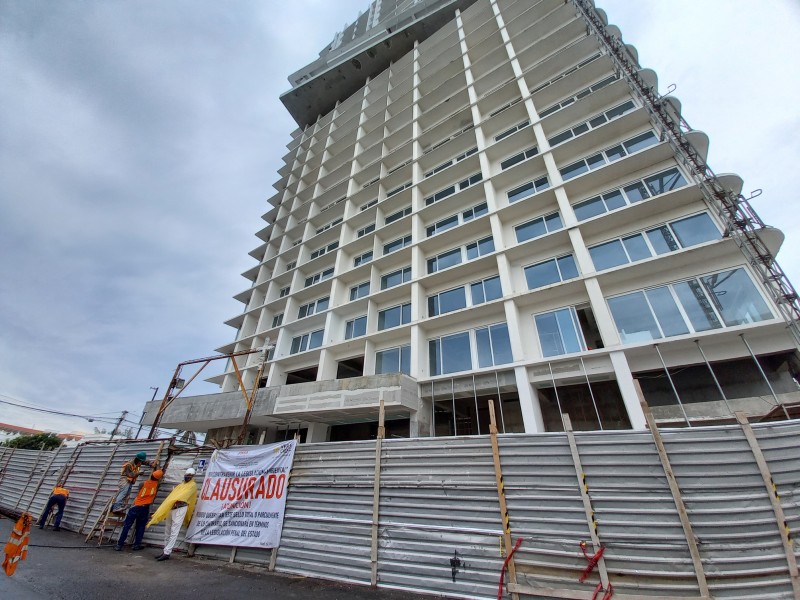 Piden retirar láminas que rodean Torre Centro