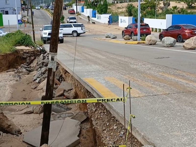 Reportan socavón en calle Gandhi