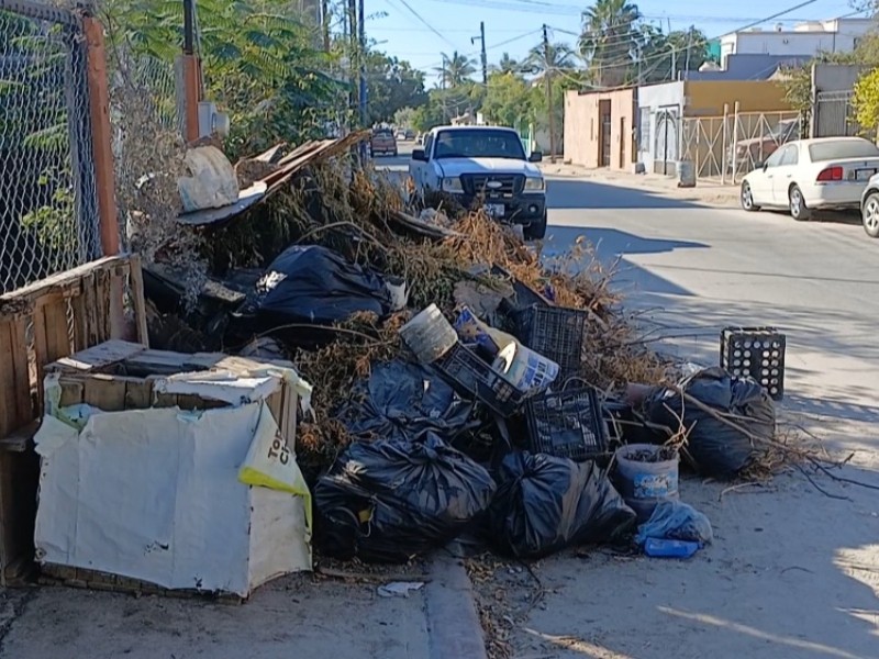 Solicitan se retire basura de banqueta en calle Luis Castro Arballo