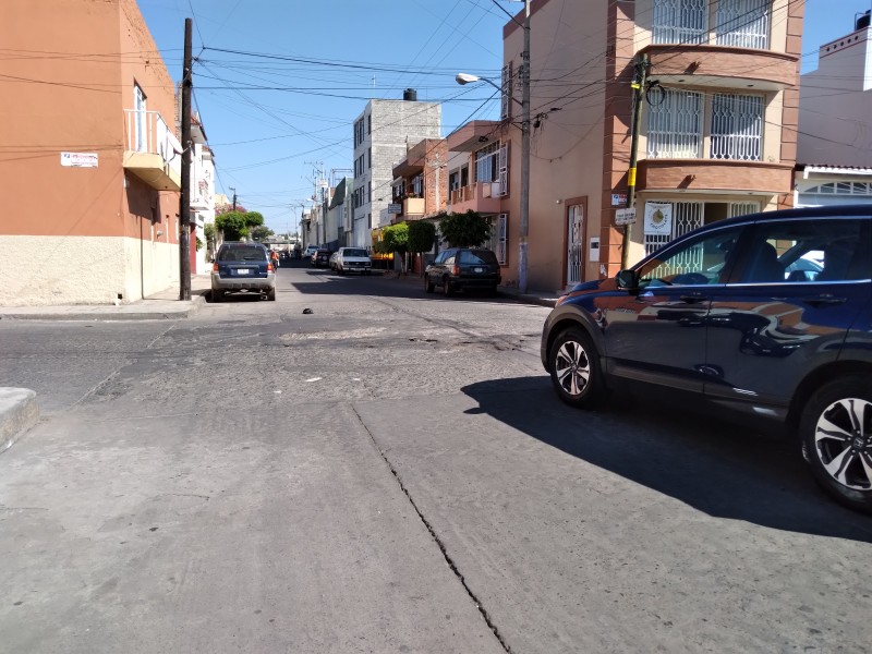 Piden señalamientos viales para mejorar circulación en calle zamorana