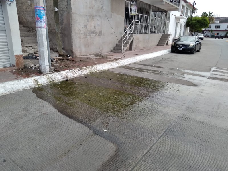 Piden solución a drenaje colapsado en malecón de Topolobampo