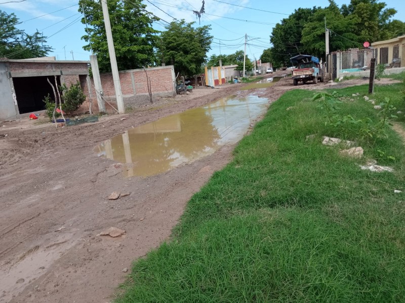 Piden solución a problema de drenajes en Juan José Ríos