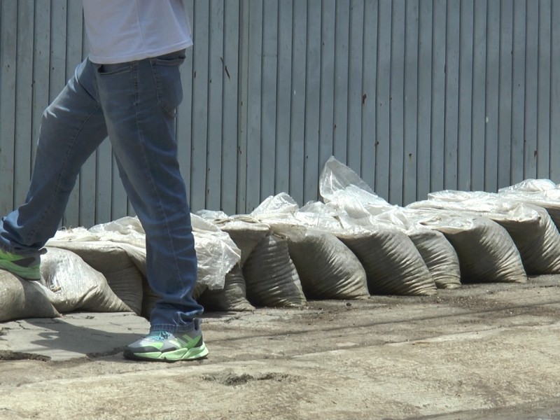 Piden solución de coladeras con aguas negras en bulevar Mariano Escobedo
