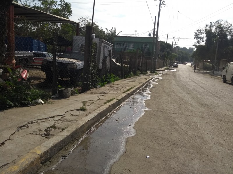 Piden solucionar fuga de agua en calle Galeana