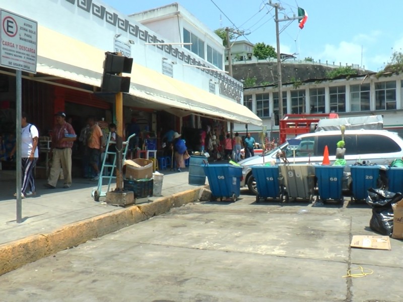 Piden tolerancia de estacionamiento en el Mercado Municipal de Tuxpan