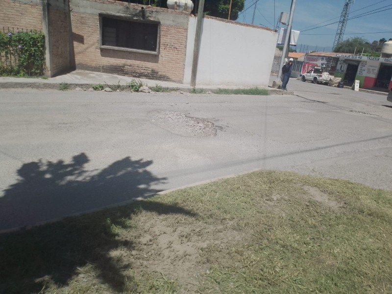 Piden trabajo de bacheo en colonias del norte