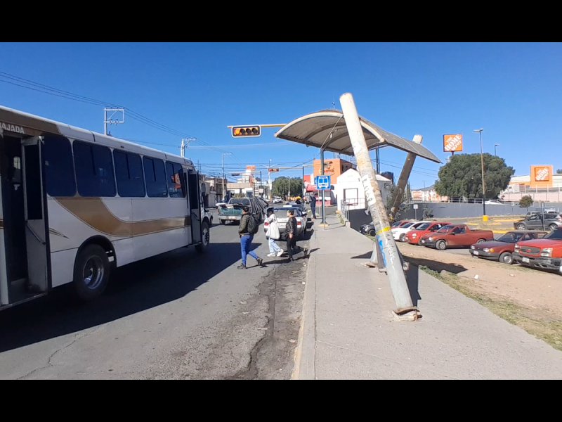 Piden usuarios de transporte, arreglo de parada de autobuses