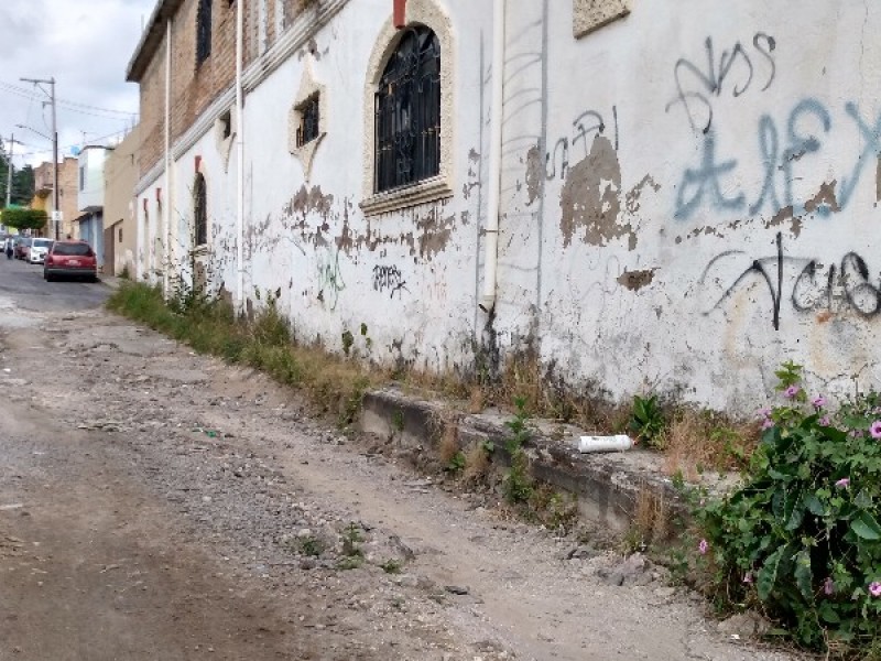 Piden vecinos rehabilitar calle José María Menchaca