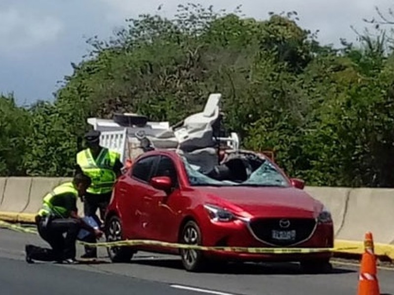 Piedra provoca accidente en carretera Manzanillo - Colima