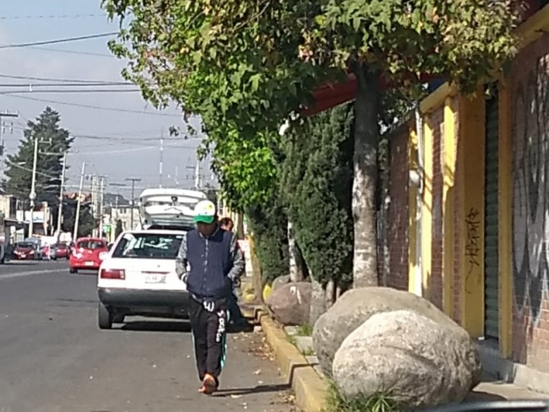 Piedras obstruyen paso peatonal