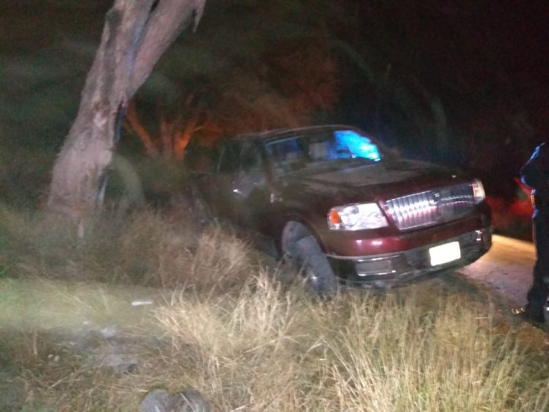 Pierde control en curva y chocó contra árbol