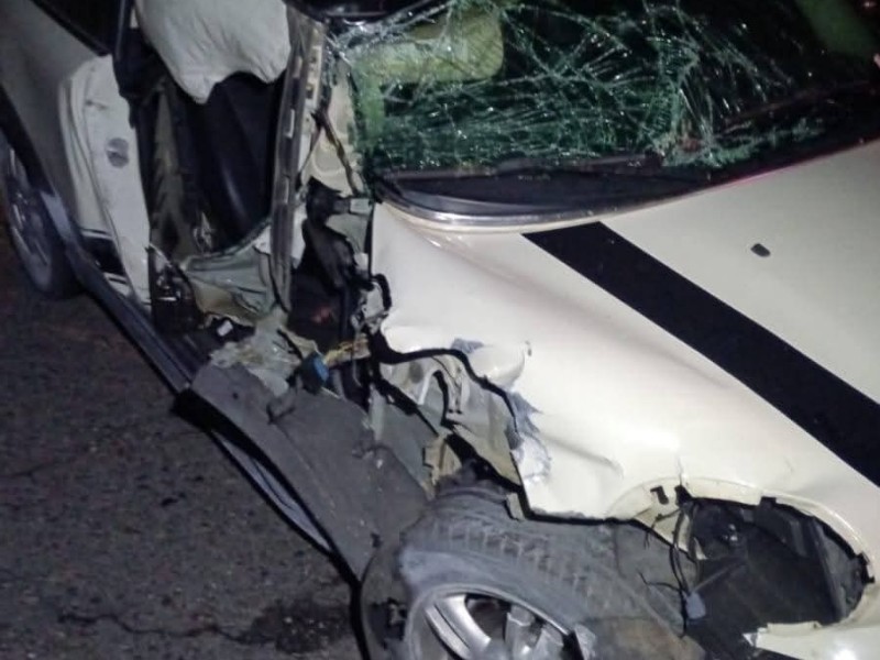 Pierde el control de su vehículo y choca con objeto fijo