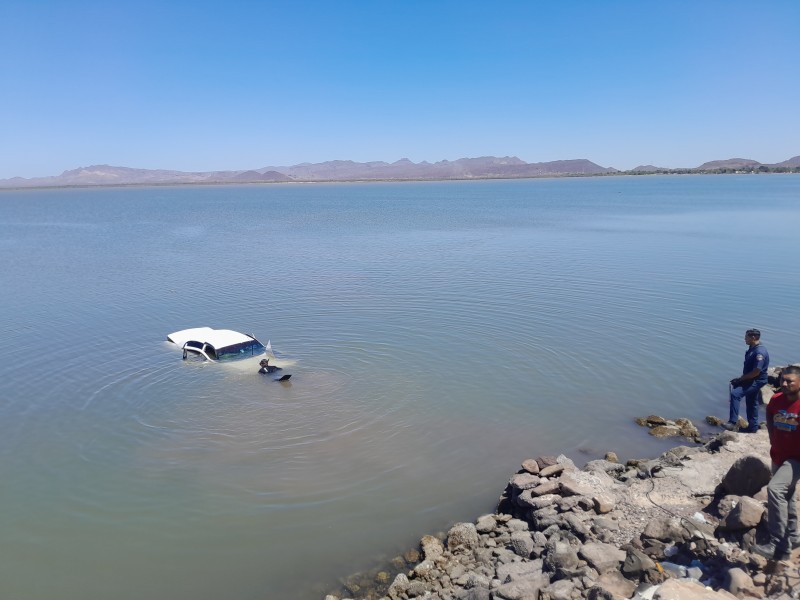 Pierde el control del vehículo y cae al mar