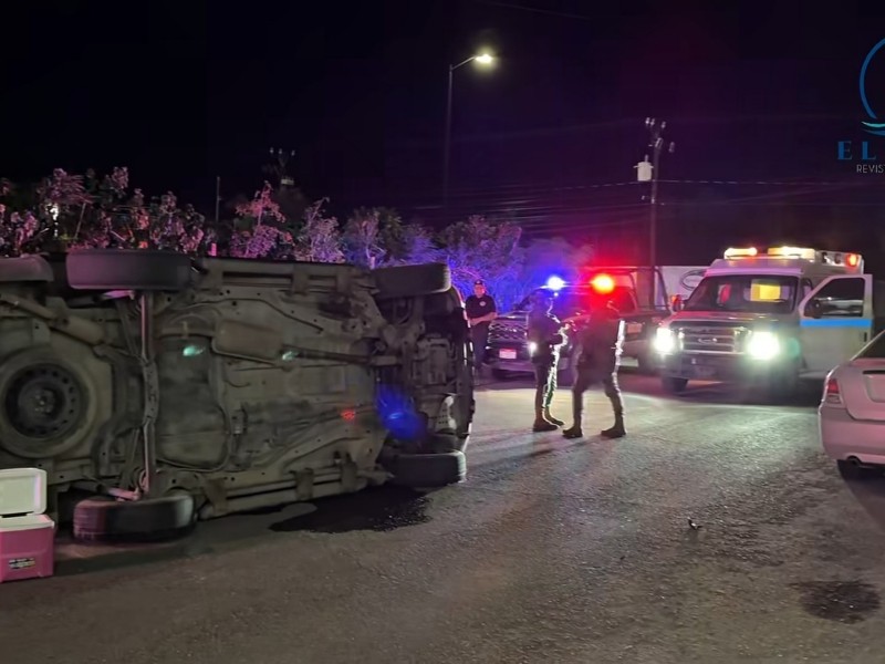 Pierde el control del vehículo y choca contra un automóvil estacionado