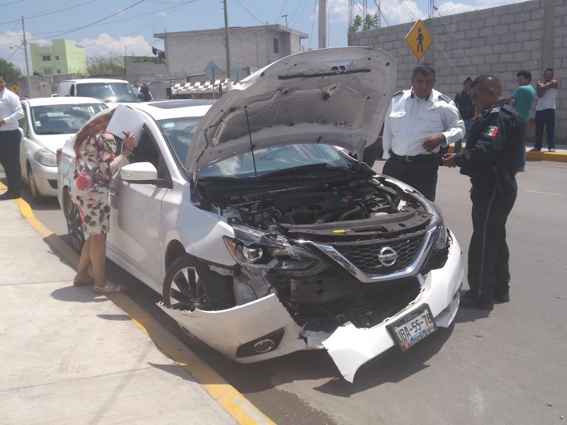 Pierde el control y choca contra casa