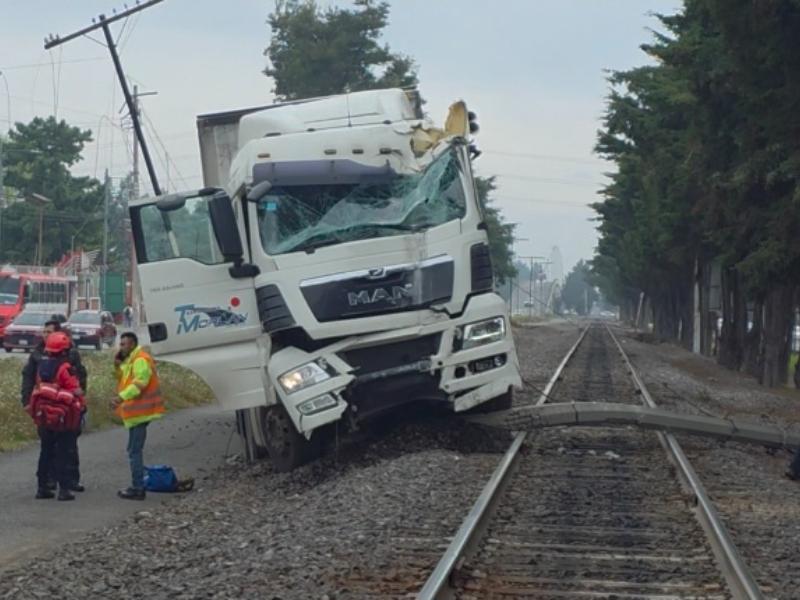 Pierde el control y derriba postes en Paseo Tollocan