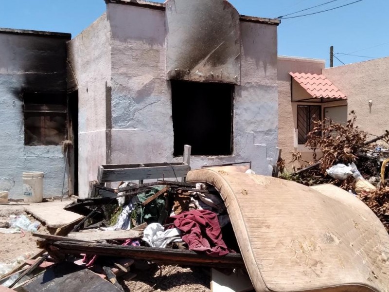 Pierde familia su vivienda en incendio en colonia Tetabiate