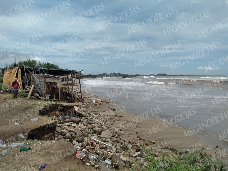 Pierde terreno de playa la Ventosa por creciente del mar