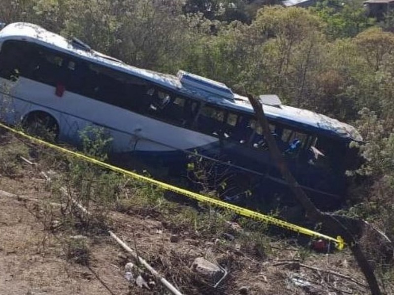 Pierden la vida tres personas en accidente carretero