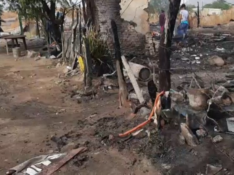 Pierden todo en incendio familias de cuatro viviendas de Guayacán