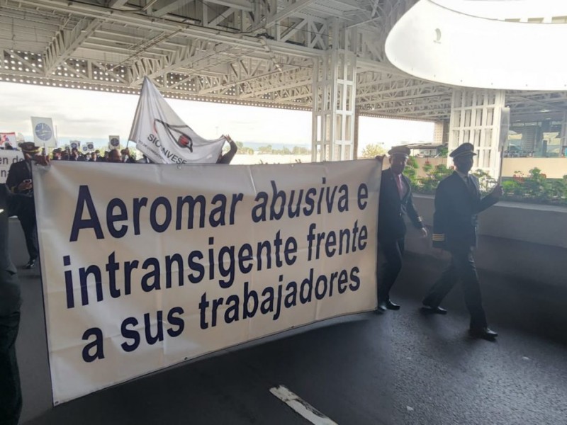 Pilotos del AICM se manifiestan en la Terminal 2