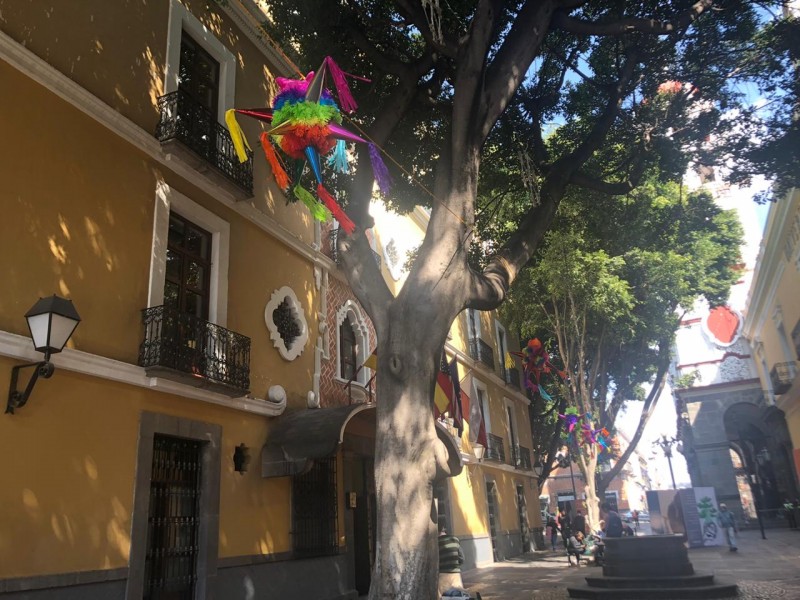 Piñatas adornan el Callejón John Lennon en Capital Poblana