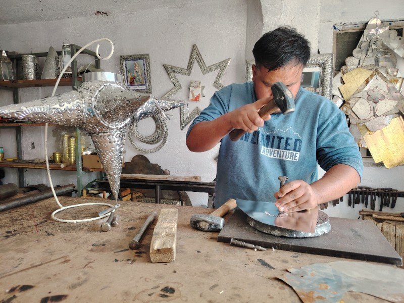 Piñatas de metal: la tradición qué cobra brillo en temporada navideña