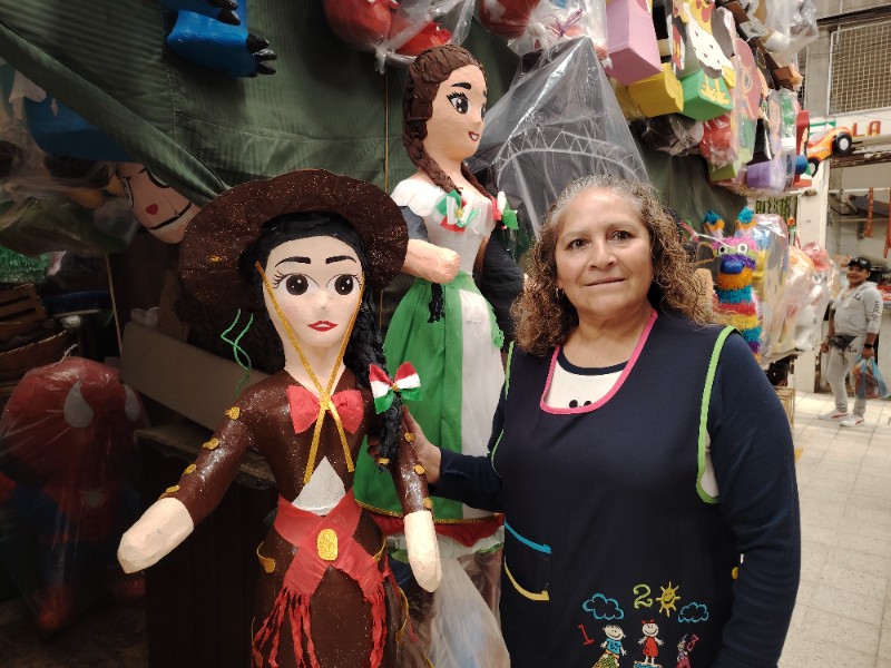 Piñatas patrias que encienden el orgullo mexicano en Toluca