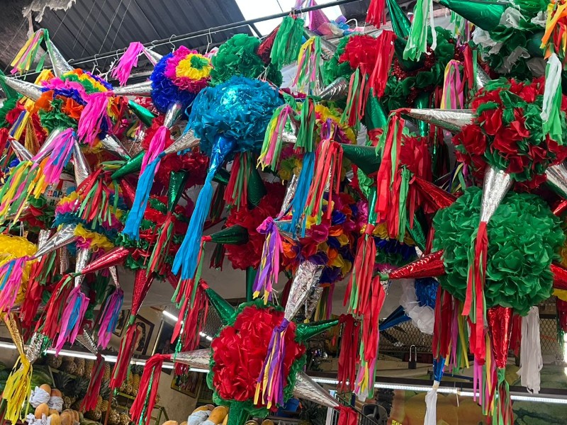 Piñateros esperan altas ventas en diciembre tras llegada de posadas