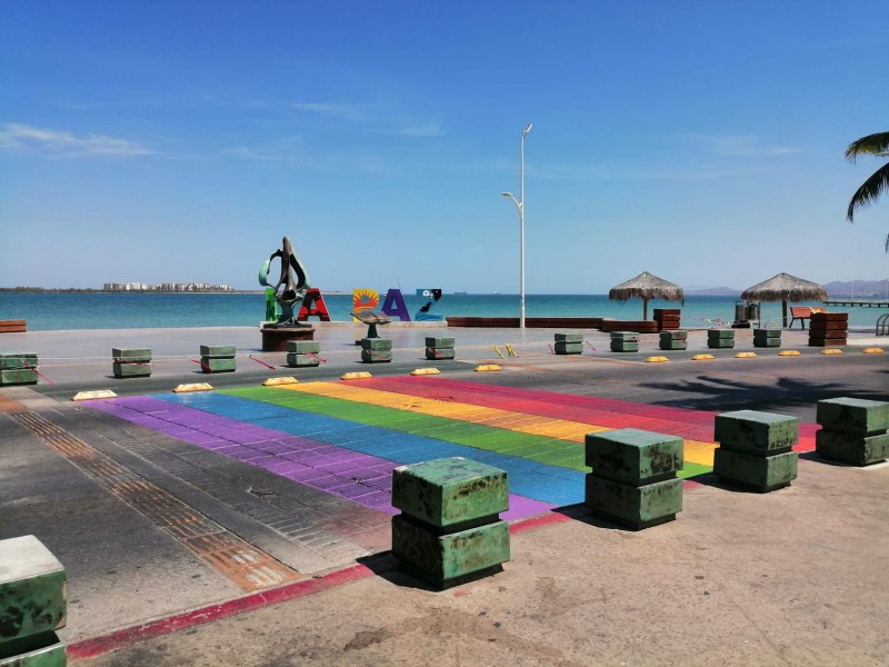 Pintan bandera LGBT en cruce peatonal del malecón