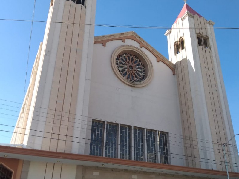 Pintan consigna feminista en Catedral de Torreón