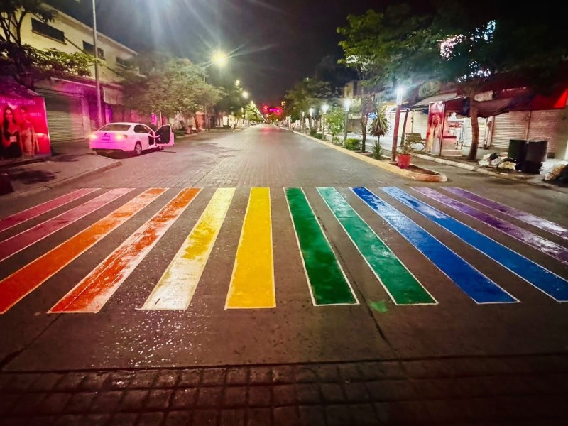 Pintan cruce peatonal con la bandera LGBTTTQ+ en Los Mochis