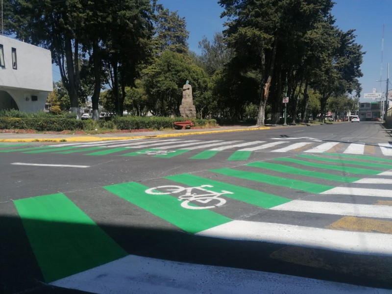 Pintan cruces seguros para ciclistas