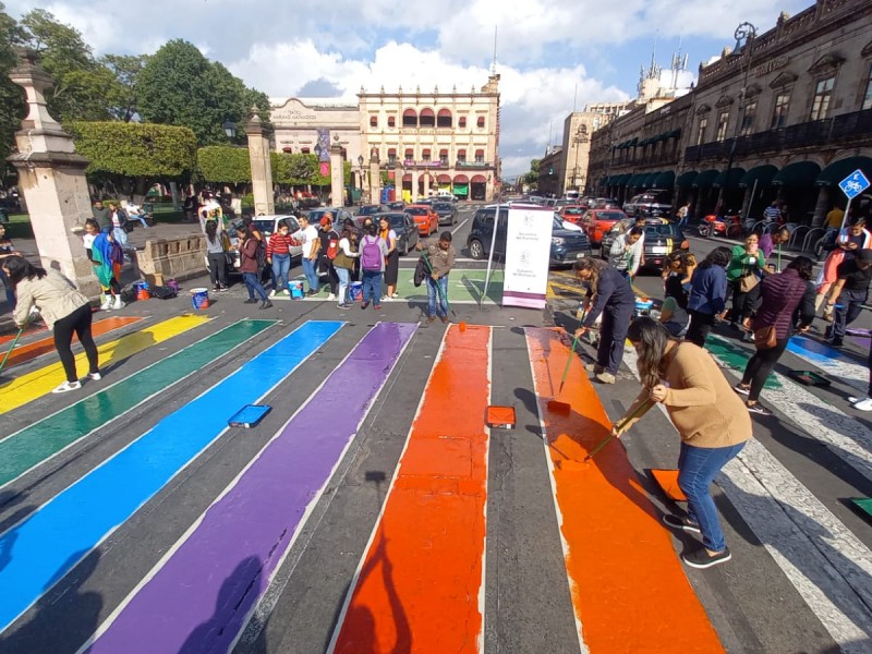 Pintan de arcoiris cruces peatonales del Centro Histórico de Morelia