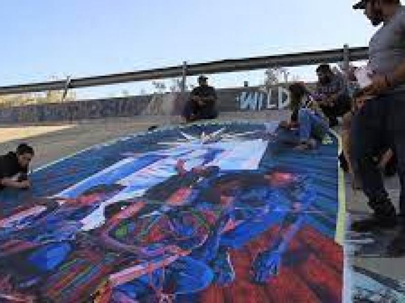 Pintan mural binacional en frontera entre México y EE.UU.