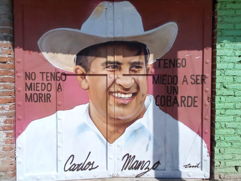 Pintan mural de Carlos Manzo, pero amenazan a dueños de la casa
