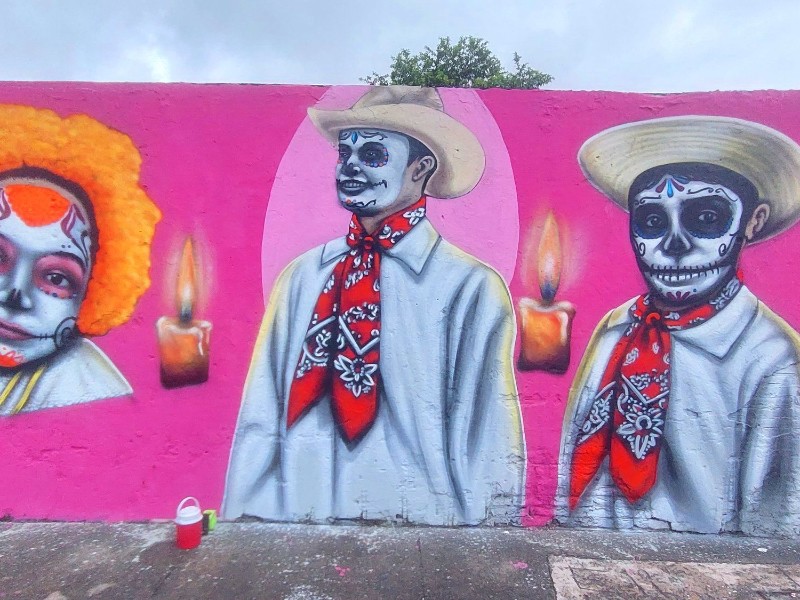 Pintan mural por el Día de Muertos en panteón de Veracruz