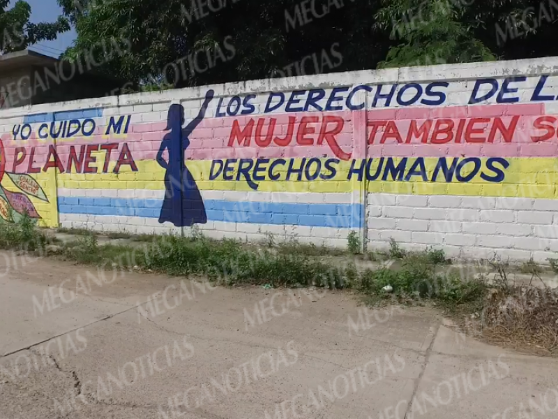 Pintan murales sobre los derechos de la mujer