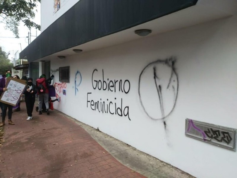 Pintan paredes de Ávila Camacho en marcha 8M