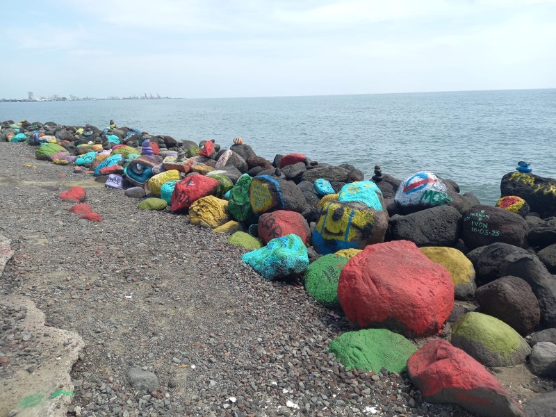 Pintan rocas frente al mar en Boca del Río