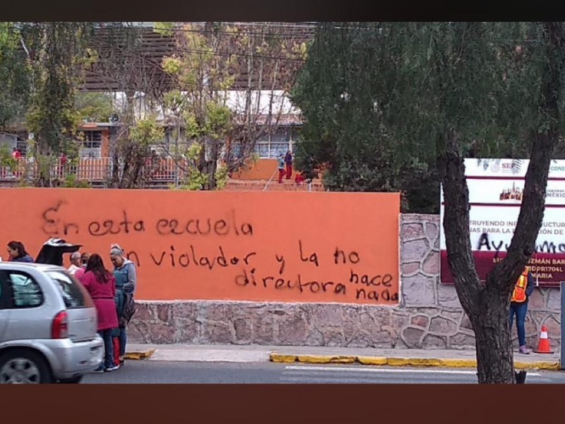Pintas exhiben presunto caso de violación en primaria de Guadalupe
