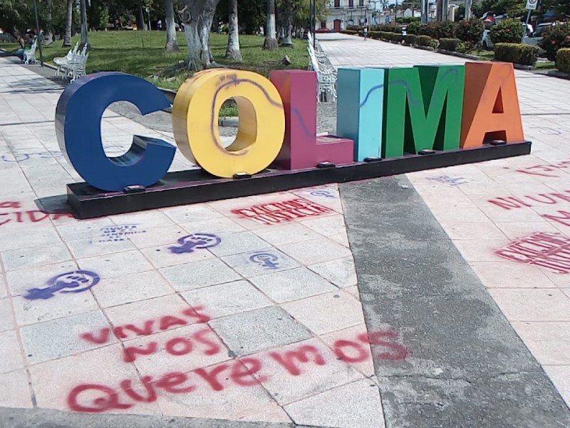Pintas feministas en varios puntos de Colima | MEGANOTICIAS