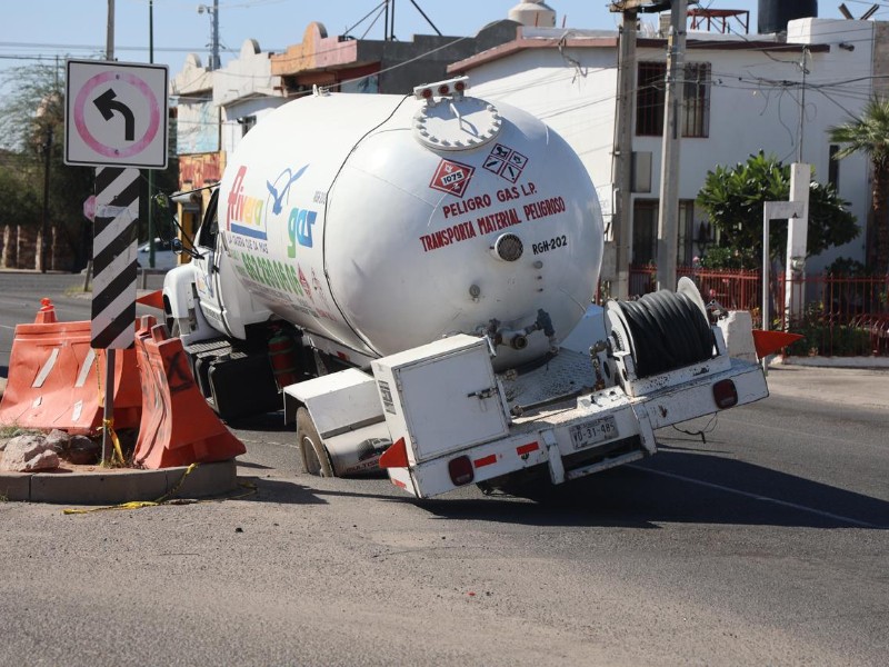 Pipa cargada con 10 mil litros de gas LP cae a socavón