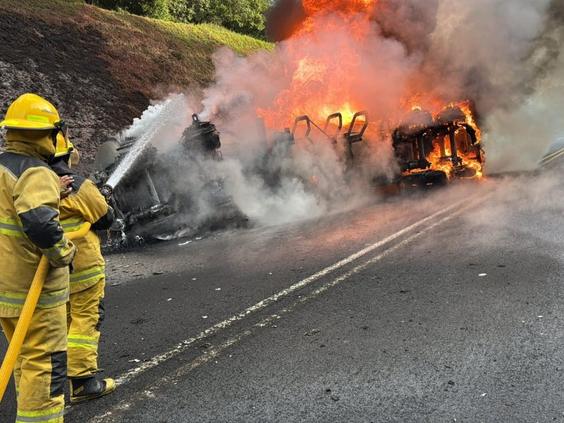 Pipa cargada de combustible vuelca y arde en llamas en Huauchinango