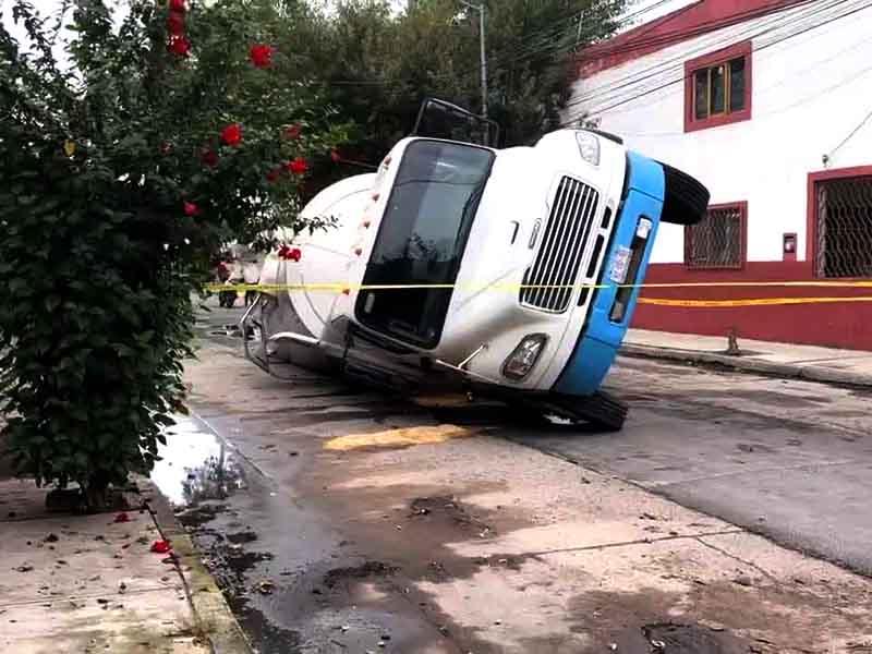 Pipa con 20 mil litros de agua cae en socavón
