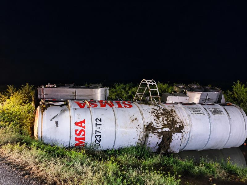 Pipa con combustible vuelca y cae a canal de riego en Ohuira