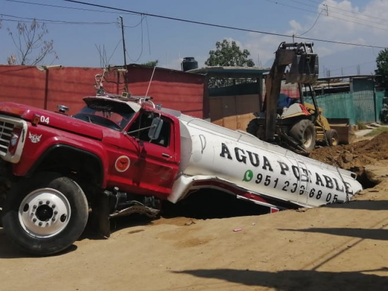 Pipa de agua para uso humano cae en socavón, Oaxaca