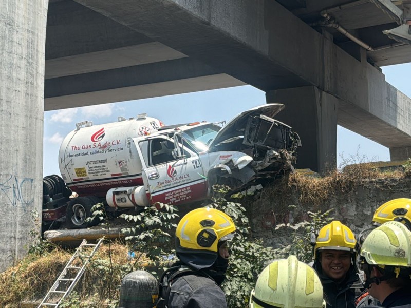 Pipa de gas Lp se impacta contra pilar de concreto